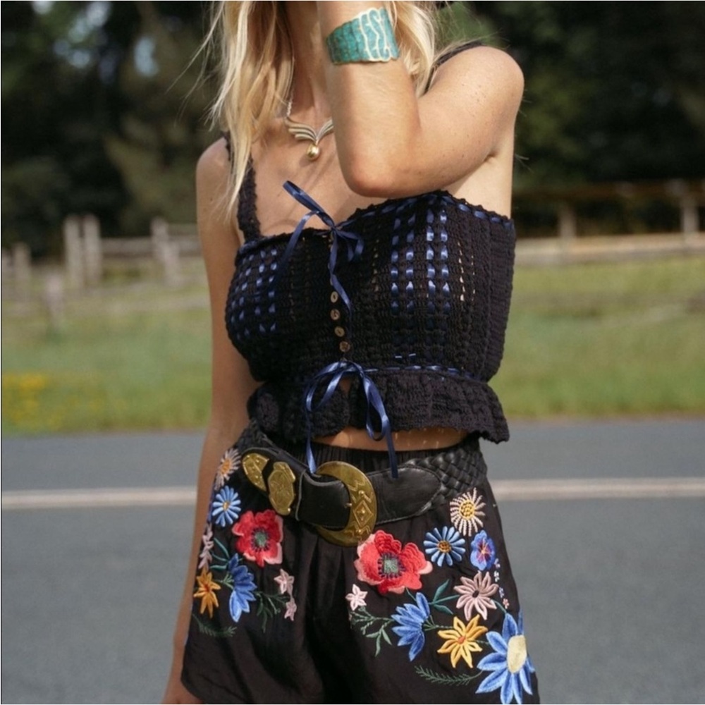 🌼 CU black crochet top M